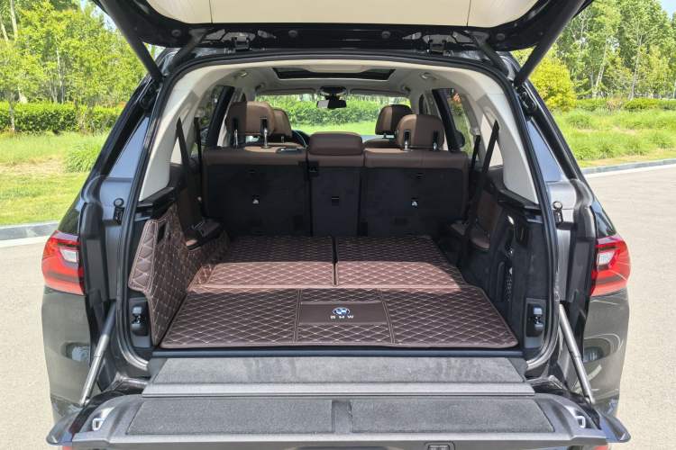 Used BMW X7 2021 xDrive40i Luxury Package with Leading Features Trunk
