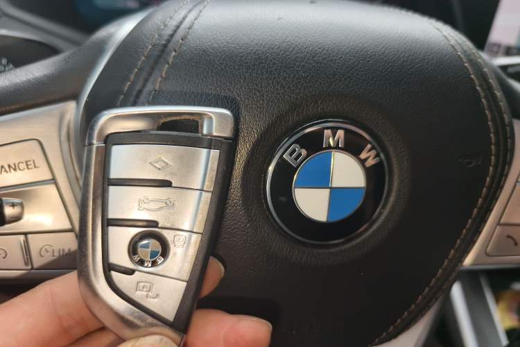 Used BMW X7 2021 Facelifted xDrive40i Luxury Package with Leading Features Vehicle Key