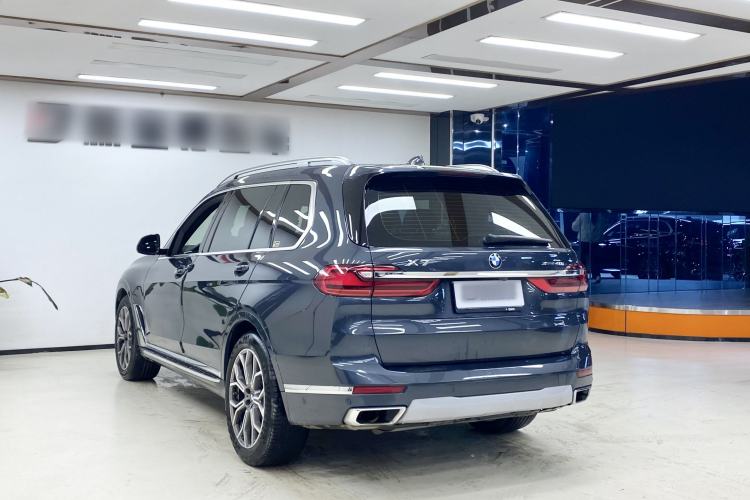Used BMW X7 2021 xDrive40i Luxury Package with Premium Features Exterior 2