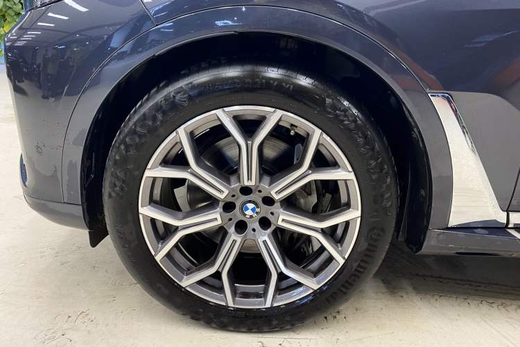 Used BMW X7 2021 xDrive40i Luxury Package with Premium Features Exterior 4