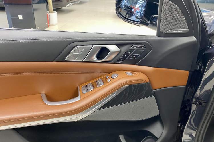 Used BMW X7 2021 xDrive40i Luxury Package with Premium Features Interior 8