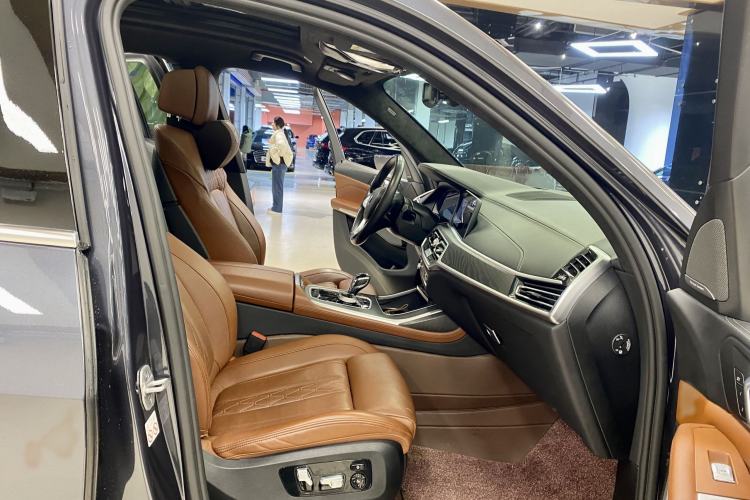 Used BMW X7 2021 xDrive40i Luxury Package with Premium Features Interior 9