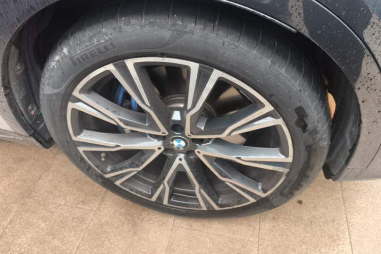 Used BMW X7 2021 xDrive40i Executive Model with M Sport Package Right Front Wheel Hub