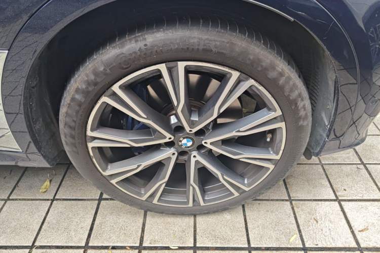 Used BMW X7 2021 xDrive40i Executive Model with M Sport Package Right Front Wheel Hub