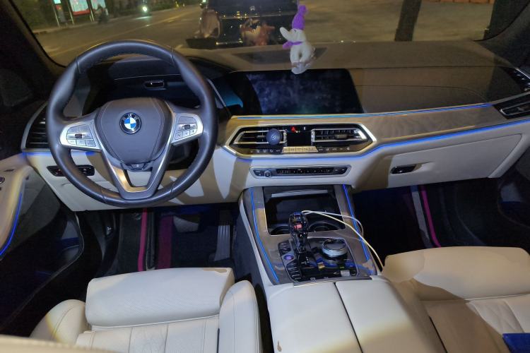 Used BMW X7 2021 xDrive40i Luxury Package with Premium Features Center Console