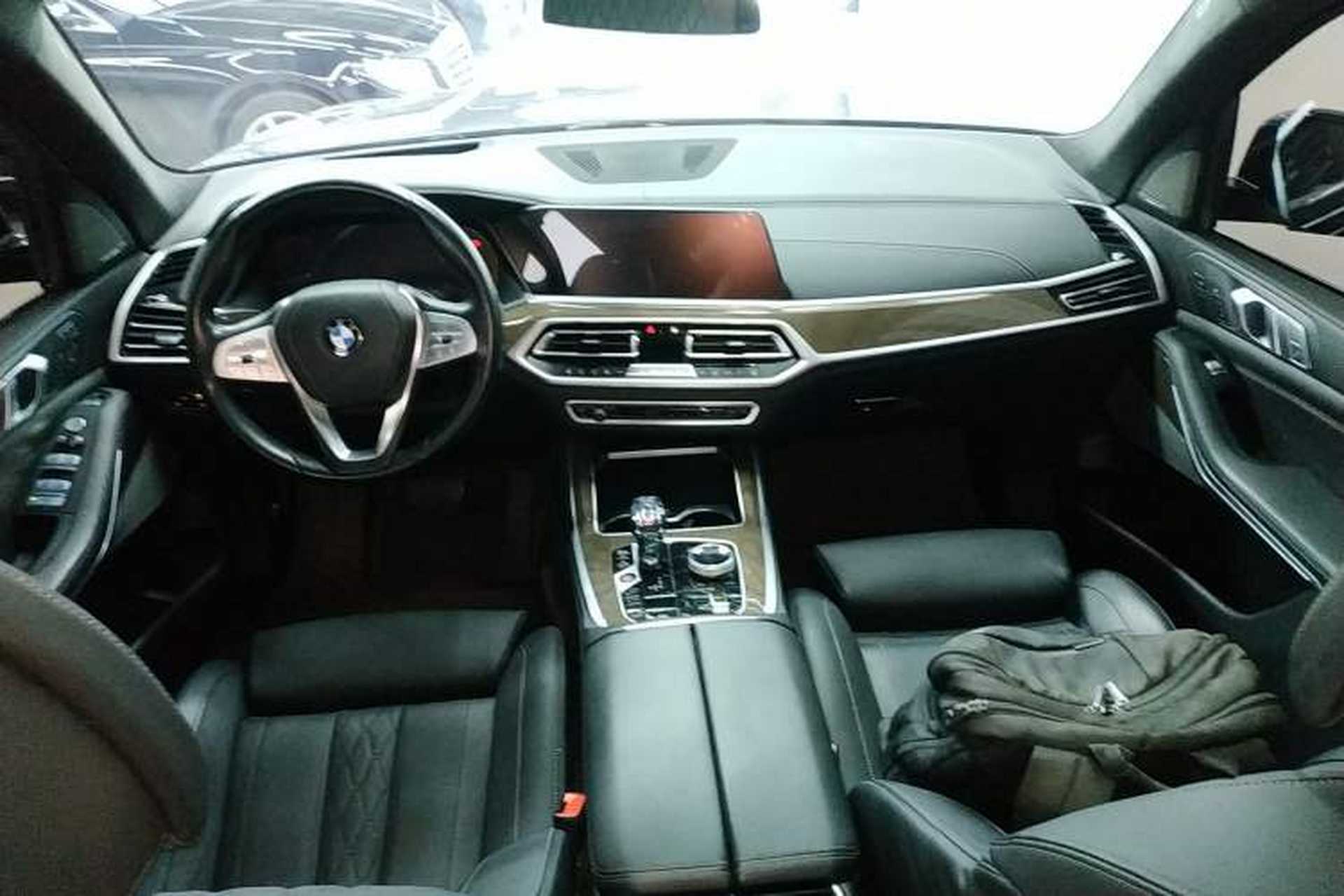 Used BMW X7 2021 xDrive40i Luxury Package with Premium Features Center Console