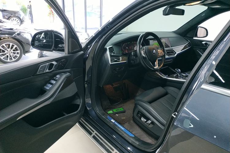 Used BMW X7 2021 xDrive40i Luxury Package with Premium Features Driver Seat