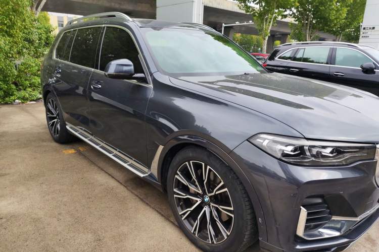 Used BMW X7 2021 xDrive40i Luxury Package with Leading Features Exterior 2