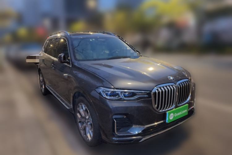 Used BMW X7 2021 xDrive40i Luxury Package with Premium Features Front Right 45 Deg
