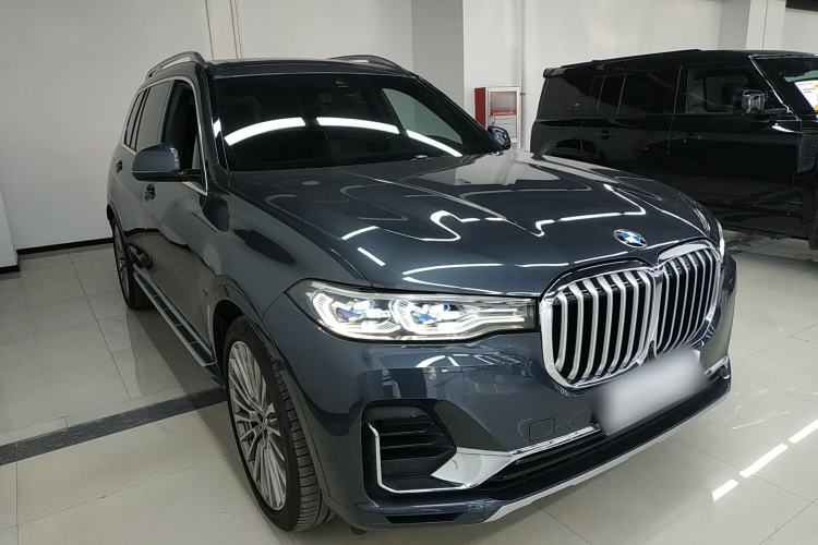 Used BMW X7 2021 xDrive40i Luxury Package with Premium Features Front Right 45 Deg