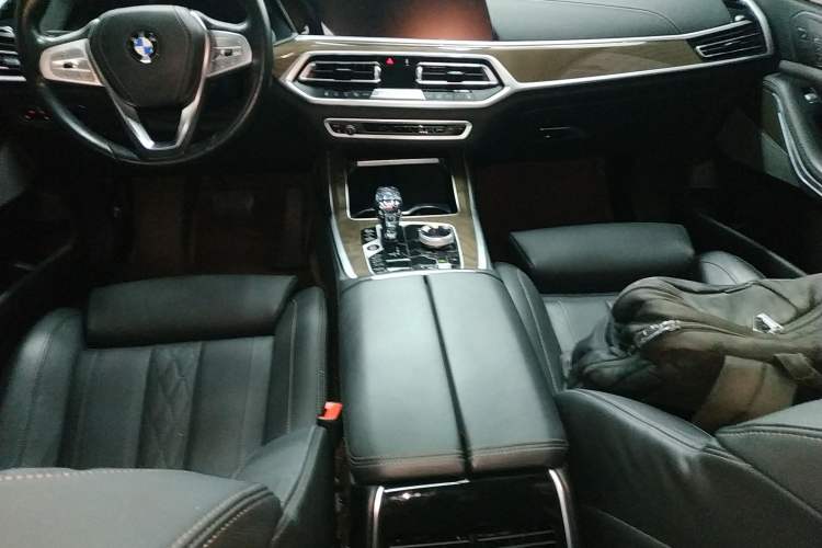 Used BMW X7 2021 xDrive40i Luxury Package with Premium Features Gear Lever
