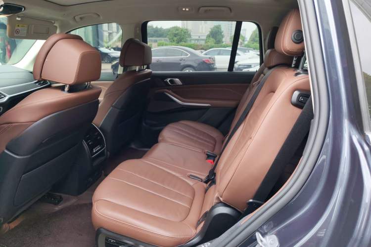 Used BMW X7 2021 xDrive40i Luxury Package with Leading Features Interior 1
