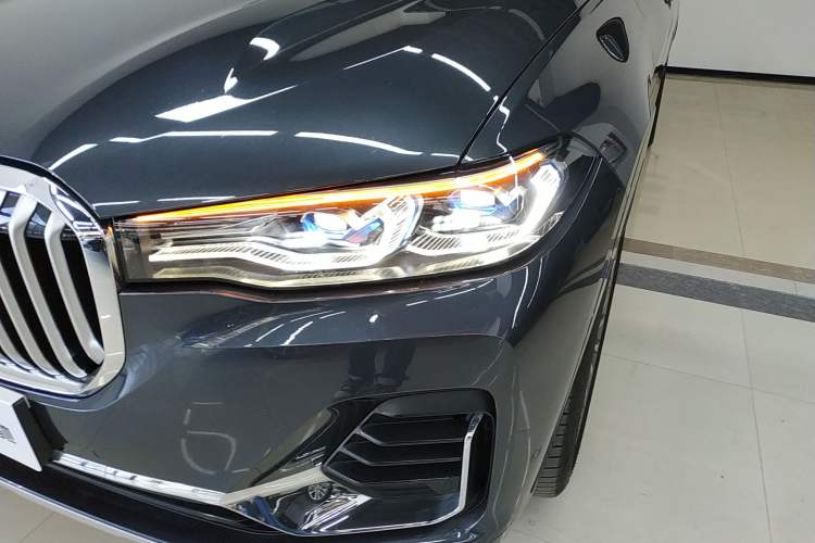 Used BMW X7 2021 xDrive40i Luxury Package with Premium Features Left Front Headlight