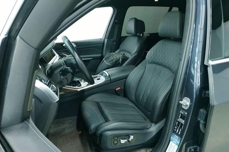 Used BMW X7 2021 xDrive40i Luxury Package with Premium Features Left Front Seat