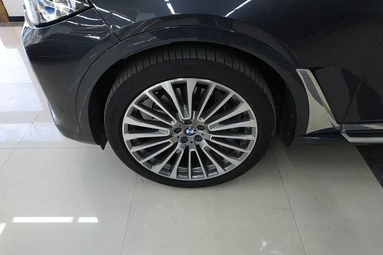 Used BMW X7 2021 xDrive40i Luxury Package with Premium Features Left Front Wheel Hub