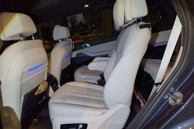 Used BMW X7 2021 xDrive40i Luxury Package with Premium Features Left Rear Seat