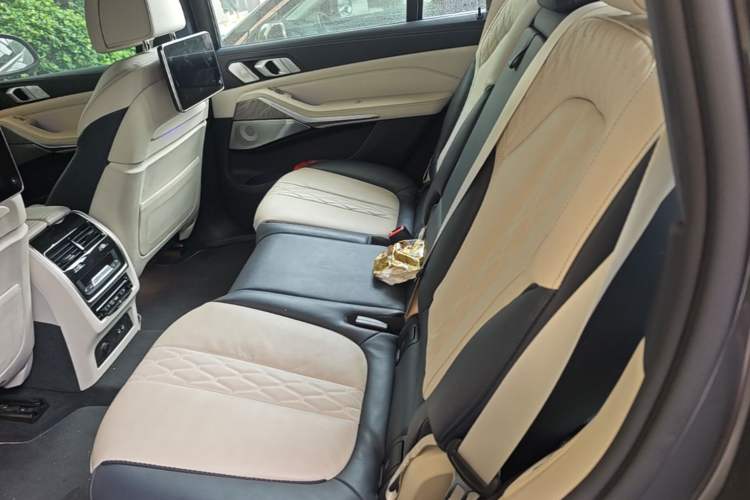 Used BMW X7 2021 xDrive40i Executive Luxury Package Left Rear Seat