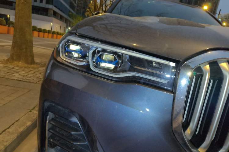 Used BMW X7 2021 xDrive40i Luxury Package with Premium Features Right Front Headlight