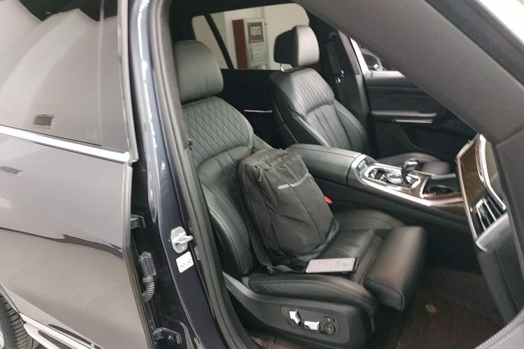 Used BMW X7 2021 xDrive40i Luxury Package with Premium Features Right Front Seat
