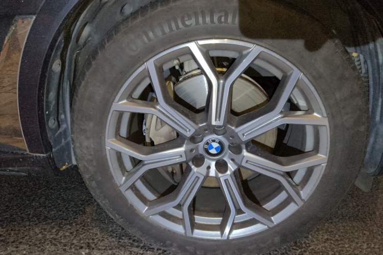 Used BMW X7 2021 xDrive40i Luxury Package with Premium Features Right Front Wheel Hub