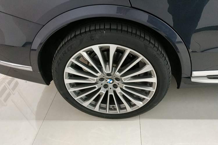Used BMW X7 2021 xDrive40i Luxury Package with Premium Features Right Rear Wheel Hub