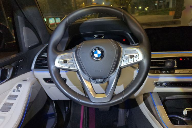 Used BMW X7 2021 xDrive40i Luxury Package with Premium Features Steering Wheel