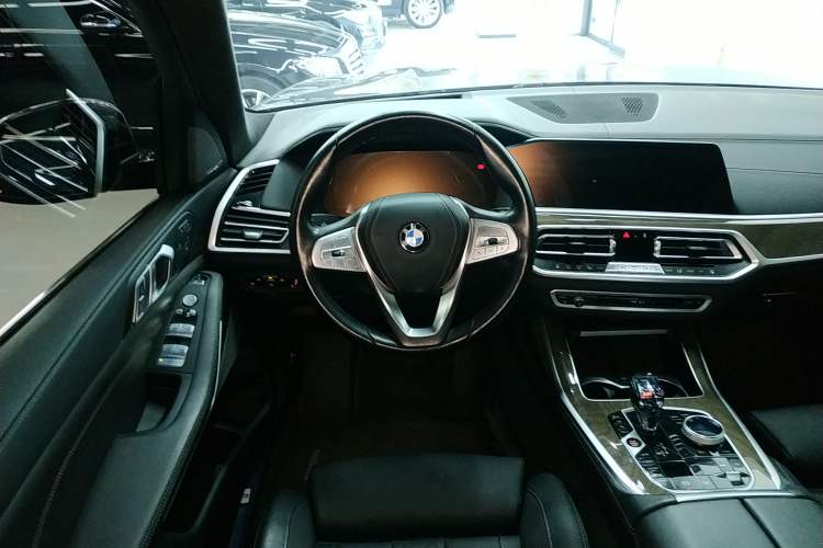 Used BMW X7 2021 xDrive40i Luxury Package with Premium Features Steering Wheel
