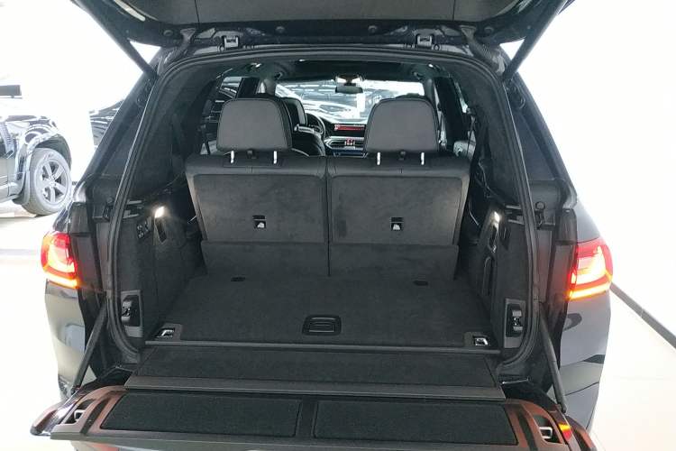Used BMW X7 2021 xDrive40i Luxury Package with Premium Features Trunk