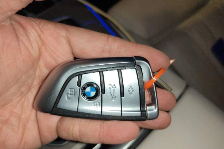 Used BMW X7 2021 xDrive40i Luxury Package with Premium Features Vehicle Key