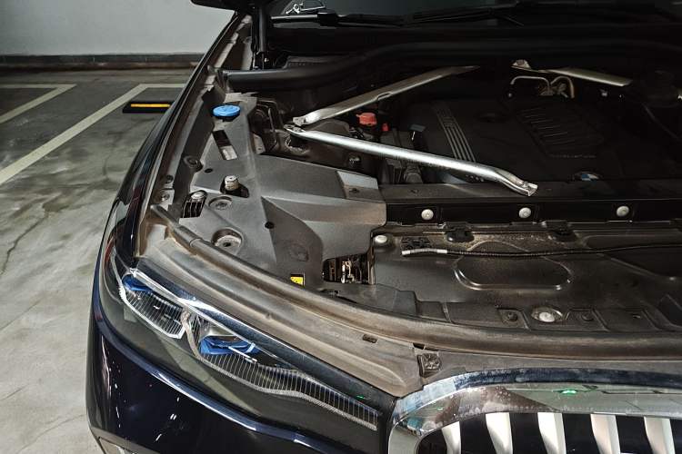 Used BMW X7 2021 xDrive40i Luxury M Sport Package Engine Bay Right
