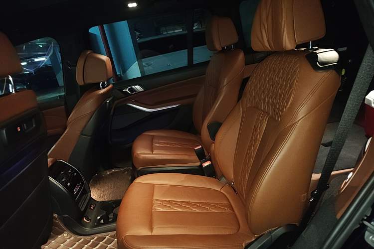 Used BMW X7 2021 xDrive40i Luxury M Sport Package Left Rear Seat