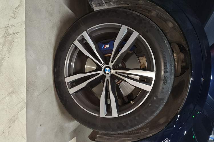 Used BMW X7 2021 xDrive40i Luxury M Sport Package Right Front Wheel Hub
