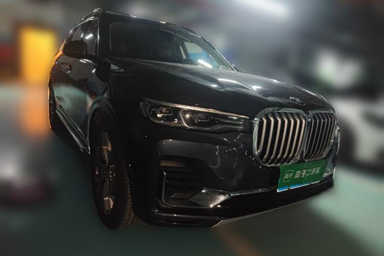 Used BMW X7 2021 xDrive40i Luxury Package with Leading Features Front Right 45 Deg