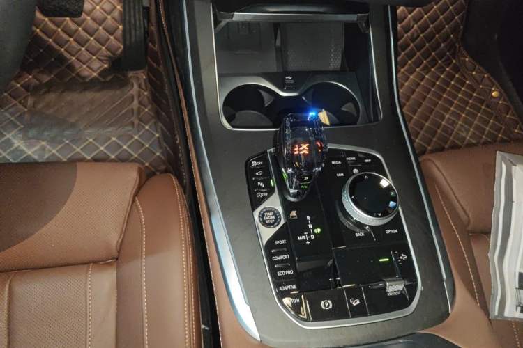 Used BMW X7 2021 xDrive40i Luxury Package with Leading Features Gear Lever