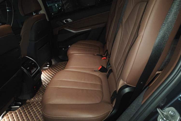 Used BMW X7 2021 xDrive40i Luxury Package with Leading Features Left Rear Seat