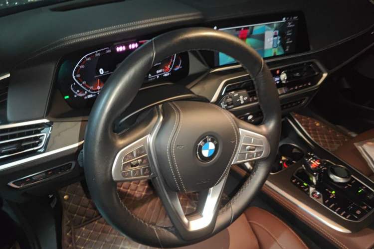 Used BMW X7 2021 xDrive40i Luxury Package with Leading Features Steering Wheel
