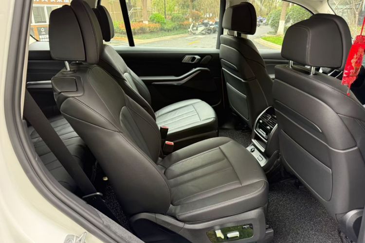 Used BMW X7 2021 xDrive40i Luxury Package with Leading Features Interior 4