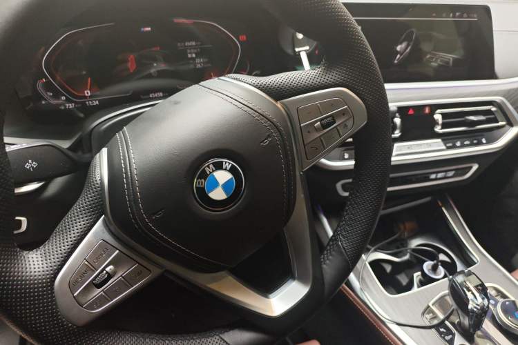 Used BMW X7 2022 xDrive40i Luxury Package with Leading Features Audio And AC Panel