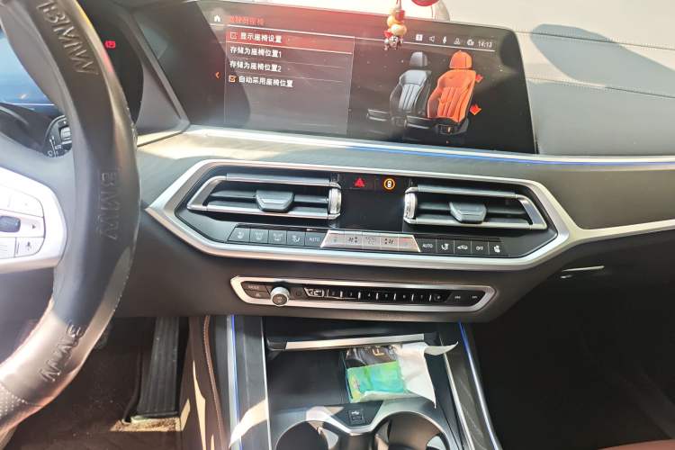 Used BMW X7 2022 xDrive40i Luxury Package with Leading Features Audio And AC Panel