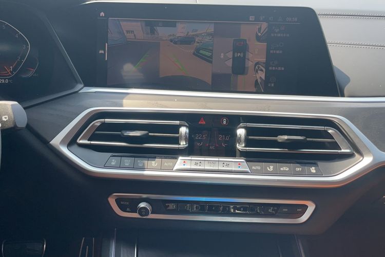 Used BMW X7 2022 xDrive40i Luxury M Sport Package Audio And AC Panel