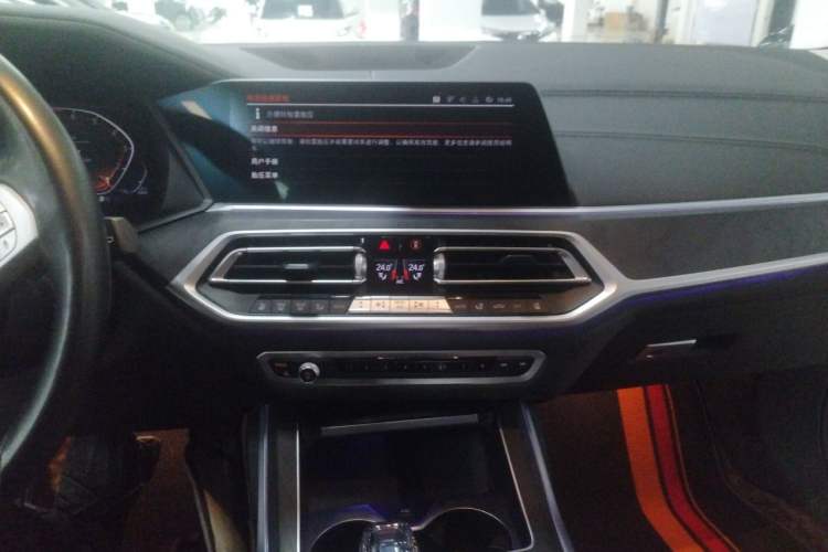 Used BMW X7 2022 xDrive40i Luxury Package with Leading Features Audio And AC Panel