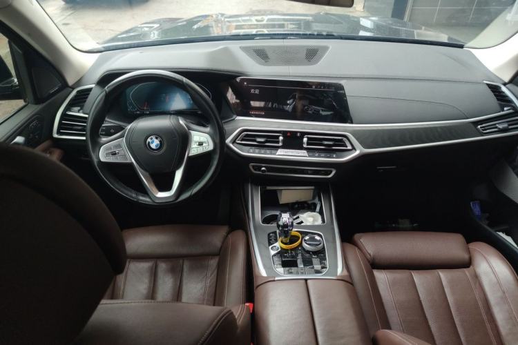 Used BMW X7 2022 xDrive40i Luxury Package with Leading Features Center Console