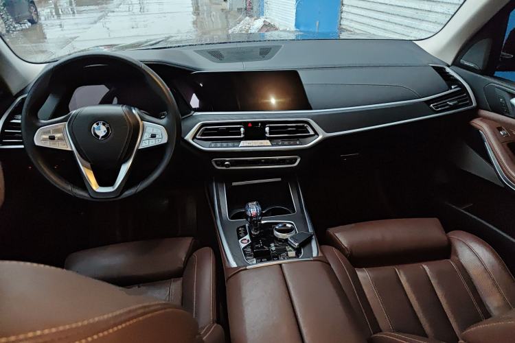 Used BMW X7 2022 xDrive40i Luxury Package with Leading Features Center Console