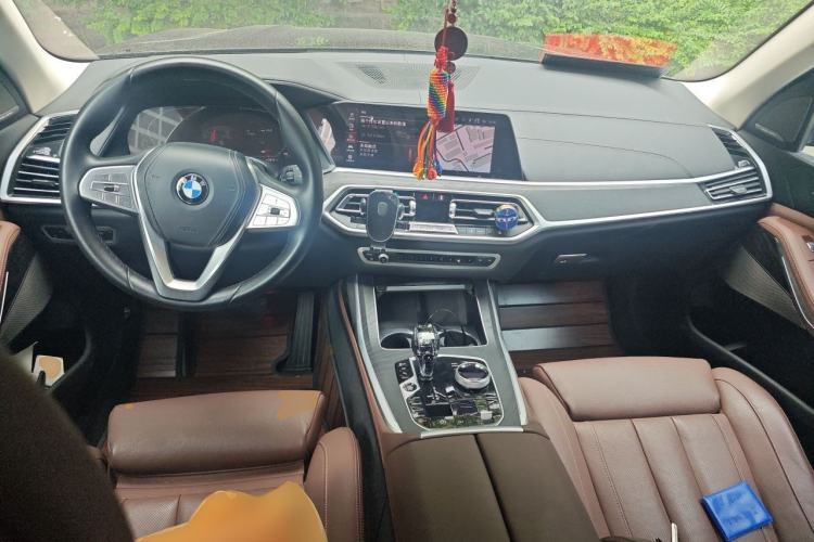 Used BMW X7 2022 xDrive40i Luxury Package with Leading Features Center Console