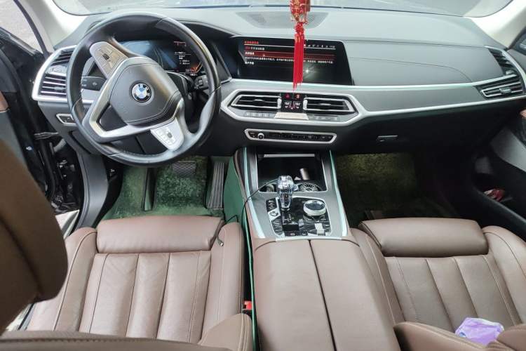 Used BMW X7 2022 xDrive40i Luxury Package with Leading Features Center Console