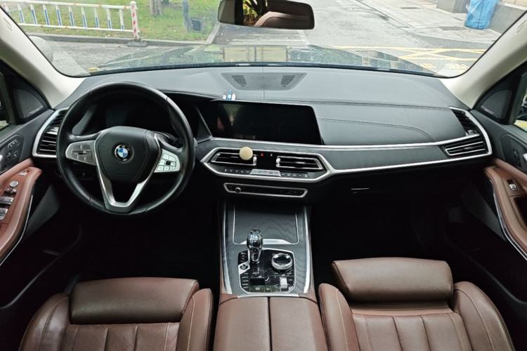 Used BMW X7 2022 xDrive40i Luxury Package with Leading Features Center Console