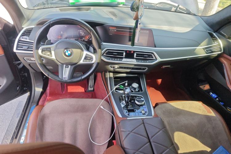 Used BMW X7 2022 xDrive40i Luxury Package with Leading Features Center Console
