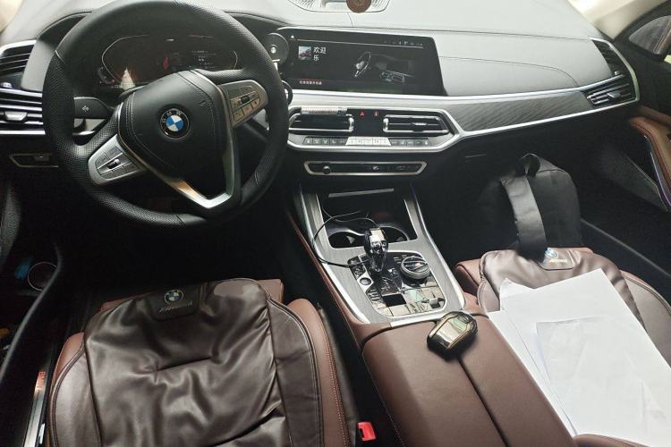 Used BMW X7 2022 xDrive40i Luxury Package with Leading Features Center Console