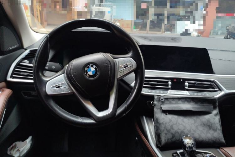 Used BMW X7 2022 xDrive40i Luxury Package with Leading Features Center Console