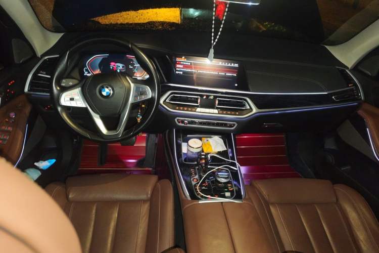 Used BMW X7 2022 xDrive40i Luxury Package with Leading Features Center Console